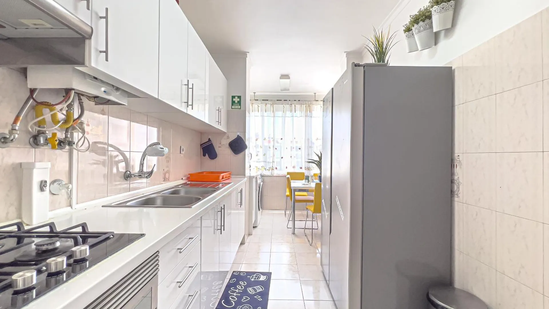 Family-Friendly And Cozy 3-Bedroom Accommodation In Lisbon Apartment